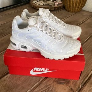 NIKE Air Max Plus (Gs) 5Y or women’s 6.5 All White Brand New